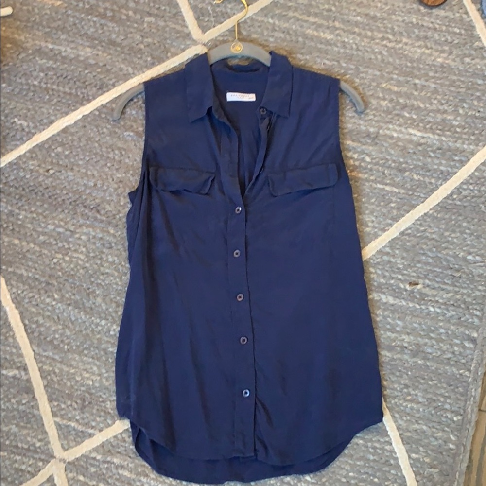 Equipment sleeveless button down